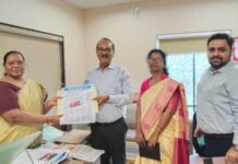 झारखंड के सूचना एवं जनसंपर्क विभाग की टीम ने छत्तीसगढ़ संवाद द्वारा प्रकाशित ‘रोजगार और नियोजन’ की ली जानकारी