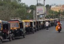 गैस की कमी से लोगों की मुश्किलें बढ़ीं: सागर में ऑटो-रिक्शा की लंबी लाइनें