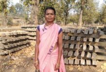 पोल निर्माण कार्य से आत्मनिर्भर बनीं सेमरिहा की फूलमती सिंह