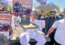 भोपाल में कांग्रेस ने किया अनोखा विरोध, महिलाओं को बांटे लकड़ी के चूल्हे