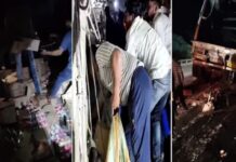 सड़क पर शराब से भरा ट्राला पलटा, लूट मचाने पहुंची भीड़ ने पुलिस पर किया पथराव
