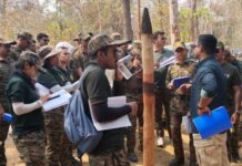 प्रशिक्षु आईएफएस अधिकारियों ने लघु वनोपजों से उत्पाद बनाने की प्रक्रिया देखी