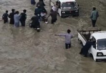 करांची में बारिश, आंधी-तूफान ने ली 19 लोगों की जान, कई घरों की छतें व दीवारें गिरी