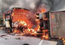 आंध्र प्रदेश: लॉरी से टकराने के बाद बस में लगी आग, 10 यात्रियों की मौत