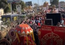 जैसलमेर में पहली बार जैन समाज का चादर महोत्सव…..जैन संत के ये वस्त्र लोगों के दर्शन के लिए आए