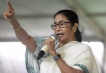 ममता ने चुनाव आयोग से की शिकायत, बीजेपी पर वोटरों को डराने का आरोप