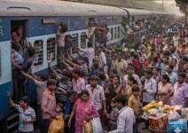 होली पर घर जाना बना चुनौती, ट्रेन में नो रूम; हवाई किराया आसमान पर