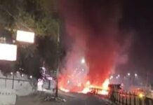 भरतपुर में कोयले से भरा ट्रेलर पलटा, ड्राइवर की दर्दनाक मौत; डीजल फैलते ही भड़की आग