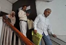 90 साल की वृद्धा को चढ़नी पड़ी 50 सीढ़ियां, लिफ्ट खराब मिलने पर मेयर ने अफसरों को लगाई फटकार