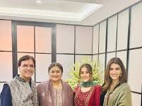 कृति सेनन और नूपुर सेनन ने पिता को दी जन्मदिन की शुभकामनाएं