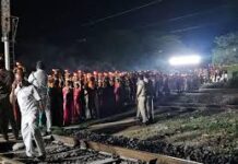 डोंगरगढ़ में ज्योति विसर्जन के चलते रुकी ट्रेनें