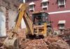 दालमंडी में दूसरे दिन भी चला ध्वस्तीकरण अभियान, बुलडोजर से गिराए भवन