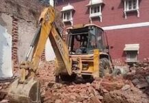 दालमंडी में दूसरे दिन भी चला ध्वस्तीकरण अभियान, बुलडोजर से गिराए भवन