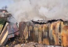 प्लास्टिक फैक्ट्री में लगी भीषण आग, आसमान में दूर से दिखा धुएं का गुबार, 5 टैंकरों ने बुझाई आग