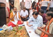 उद्योग मंत्री देवांगन ने चंदपुरिहा कंसोधन वैश्य गुप्ता समाज को सामुदायिक भवन की दी सौगात