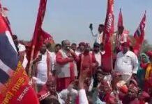 कैबिनेट मंत्री संजय निषाद धरने पर, मस्जिद हटाने की मांग