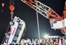 मातम में बदलीं ईद की खुशियां: ढाका लौट रही बस नदी में गिरी, 26 यात्रियों की मौत