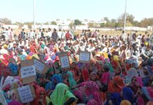 विस्थापन और मुआवजे की मांग पर किसानों-आदिवासियों का धरना