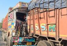 खड़े ट्रक में पीछे जा घुसा दूसरा ट्रक………..क्षतिग्रस्त केबिन से पुलिस ने ड्राइवर को निकाला