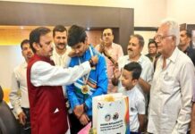 उप मुख्यमंत्री ने प्रतिभाशाली निशानेबाज पाण्डेय को किया सम्मानित