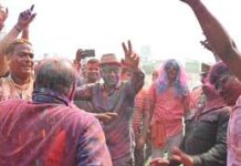 खाकी पर चढ़ा फागुन का रंग, पुलिस लाइन में SP-IG ने लगाए ठुमके