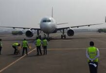 एमिरेट्स ने अचानक निलंबित की फ्लाइट सेवाएं, एयरपोर्ट न आने की अपील