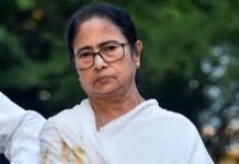 धरने के दूसरे दिन ममता बनर्जी का केंद्र पर हमला, बोलीं- ज्यादा दबाव डाला तो गिरा दूंगी सरकार