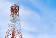 गोपालगंज में प्रेमी की गिरफ्तारी से नाराज़ युवती मोबाइल टावर पर चढ़ी, बोली– रिहाई तक नहीं उतरूंगी