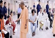 जनता दर्शन में सीएम ने बच्चे से पूछी पढ़ाई की जानकारी, दी खास सीख