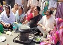 गैस संकट पर कांग्रेस का प्रदर्शन, खाली सिलेंडर और जलता चूल्हा लेकर किया विरोध