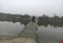 चचरी पुल से जान जोखिम में डालकर अर्घ्य, प्रशासन की लापरवाही उजागर