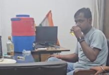 ऑफिस टाइम में शराब पार्टी! रीवा के सरकारी कार्यालय में बाबू पकड़ा गया