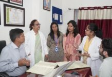 उज्जैन जिला अस्पताल में कलेक्टर ने की अचानक जांच, डॉक्टरों की लापरवाही देखी