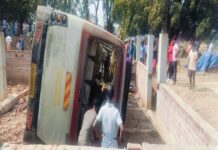 जशपुर में बस पलटने से बड़ा हादसा, 5 लोगों की मौत, कई यात्री घायल