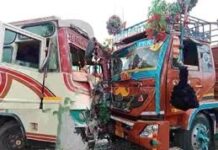 ओवरटेक करते ट्रक ने बस को मारी टक्कर, 13 यात्री घायल