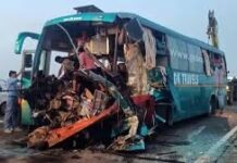 हाईवे हादसा: डंपर और टूरिस्ट बस की भिड़ंत, 1 की मौत कई घायल