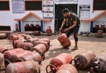 गैस संकट के बीच सख्ती, PNG यूजर्स को छोड़ना होगा LPG कनेक्शन