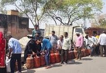 गैस एजेंसियों के बाहर एक किलोमीटर तक लंबी कतारें लगीं