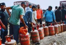 छत्तीसगढ़ में गैस सिलेंडर की किल्लत, एजेंसियों के बाहर लंबी कतारों में खड़े लोग