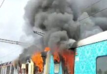 ट्रेन हादसा: S5 कोच में आग, धुएं से भर गया पूरा डिब्बा