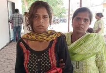 पड़ोसी की दबंगई: युवक को बाल पकड़कर जमीन पर पटका