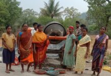 ईंट निर्माण कार्य से आत्मनिर्भर बन रही हैं समूह की महिलाएं