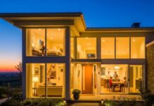 शाम ढलते ही दरवाजे पर करें ये 3 काम, वरना 2 गलतियां बन सकती हैं दुख और कर्ज की वजह