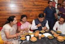 सीएम डॉ. यादव ने चखे कचौड़ी और पूरी-राम भाजी के स्वाद