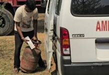 एम्बुलेंस का इस्तेमाल गैस सिलेंडर ढोने में किया गया