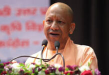 योगी आदित्यनाथ ने थारू परिवारों को दिया जमीन का मालिकाना हक