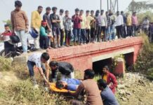 गाजीपुर में भीषण सड़क हादसा: अज्ञात वाहन ने बाइक को रौंदा, युवक की मौत, साथी घायल।