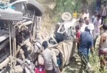 गिट्टी से लदा डंपर पलटा, बोलेरो दबकर चकनाचूर, छह की दर्दनाक मौत