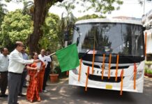 राज्यपाल डेका ने खैरागढ़ विश्वविद्यालय की नई बस को दिखाई हरी झंडी
