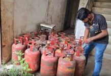 Bhopal में गैस की कालाबाजारी का खुलासा, छापेमारी में बड़ा घोटाला